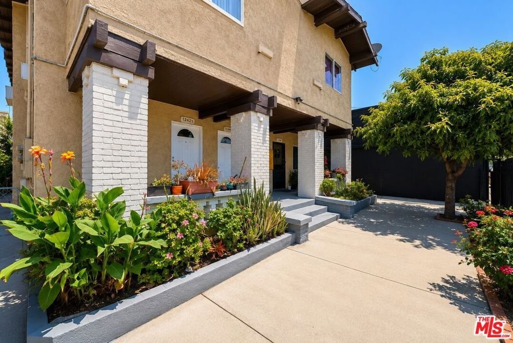 Los Angeles, California, United States 3 - 17326428
