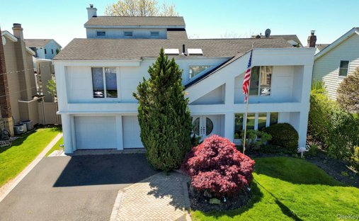 House in Merrick, New York, United States 1