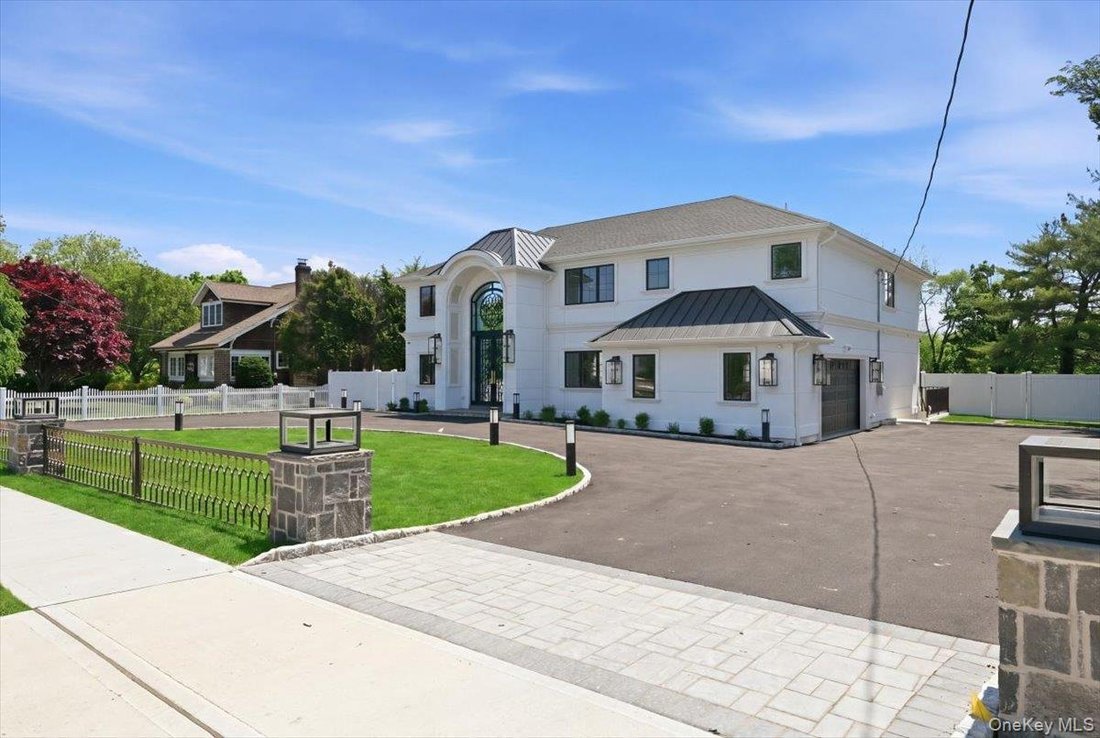 House in Bethpage, New York, United States 3 - 18065689