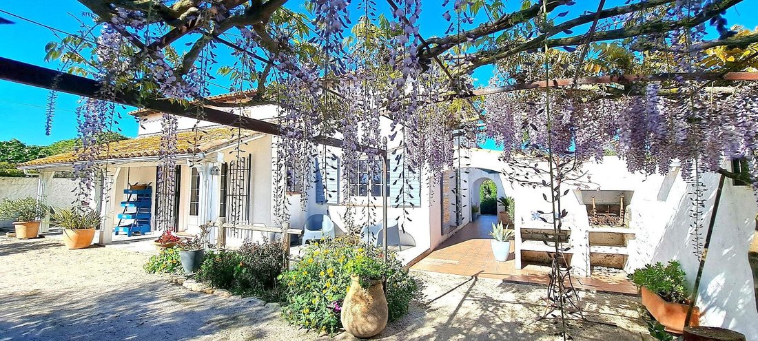 House in Saintes-Maries-de-la-Mer, Provence-Alpes-Côte d'Azur, France 1 - 18067212