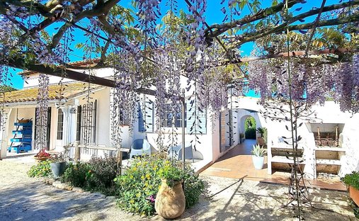 House in Saintes-Maries-de-la-Mer, Provence-Alpes-Côte d'Azur, France 1