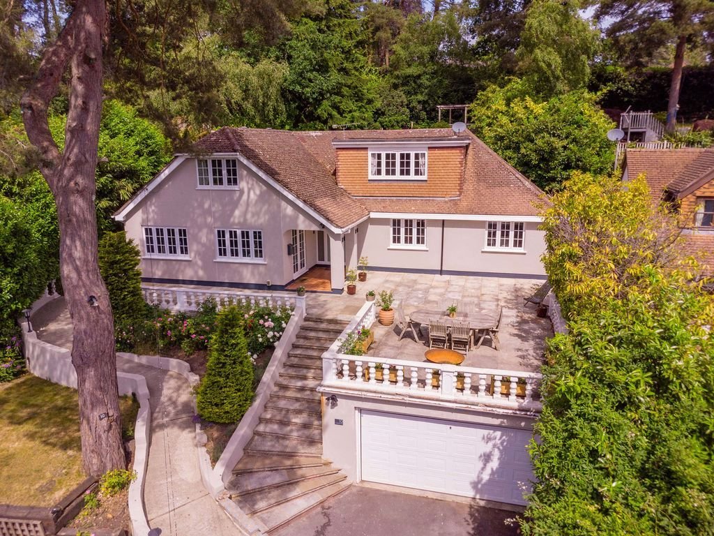 House in Lightwater, Windlesham, England 1 - 18046626