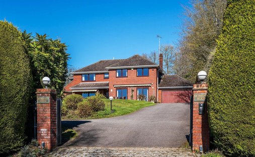 House in Hawks Hill, Fetcham, England 1