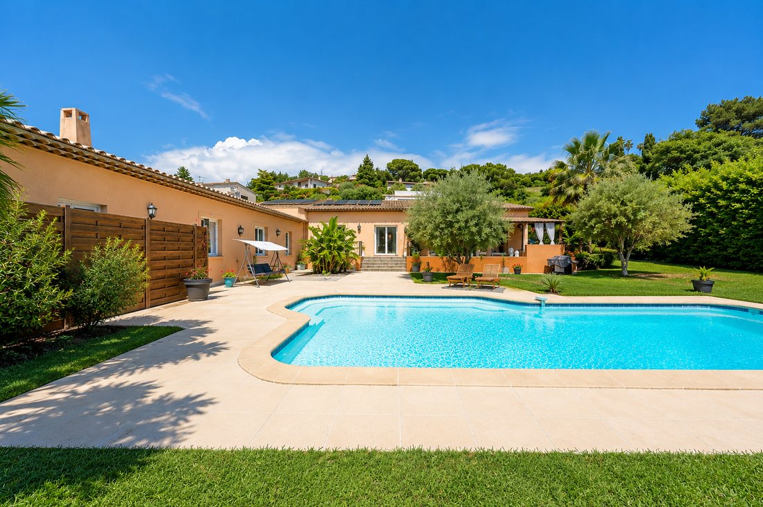 Villa in Saint-Paul-de-Vence, Provence-Alpes-Côte d'Azur, France 1 - 18066828