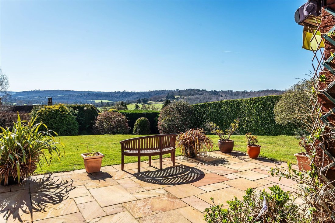 House in Hawks Hill, Fetcham, England 2 - 17511840