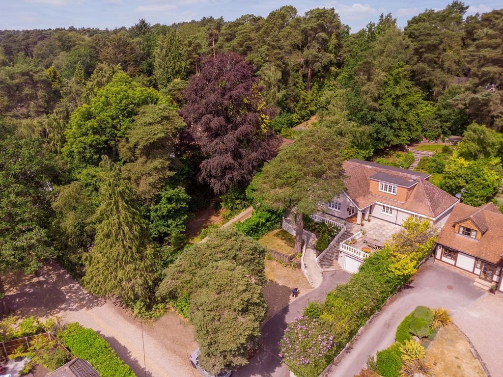 House in Lightwater, Windlesham, England 3 - 18046626