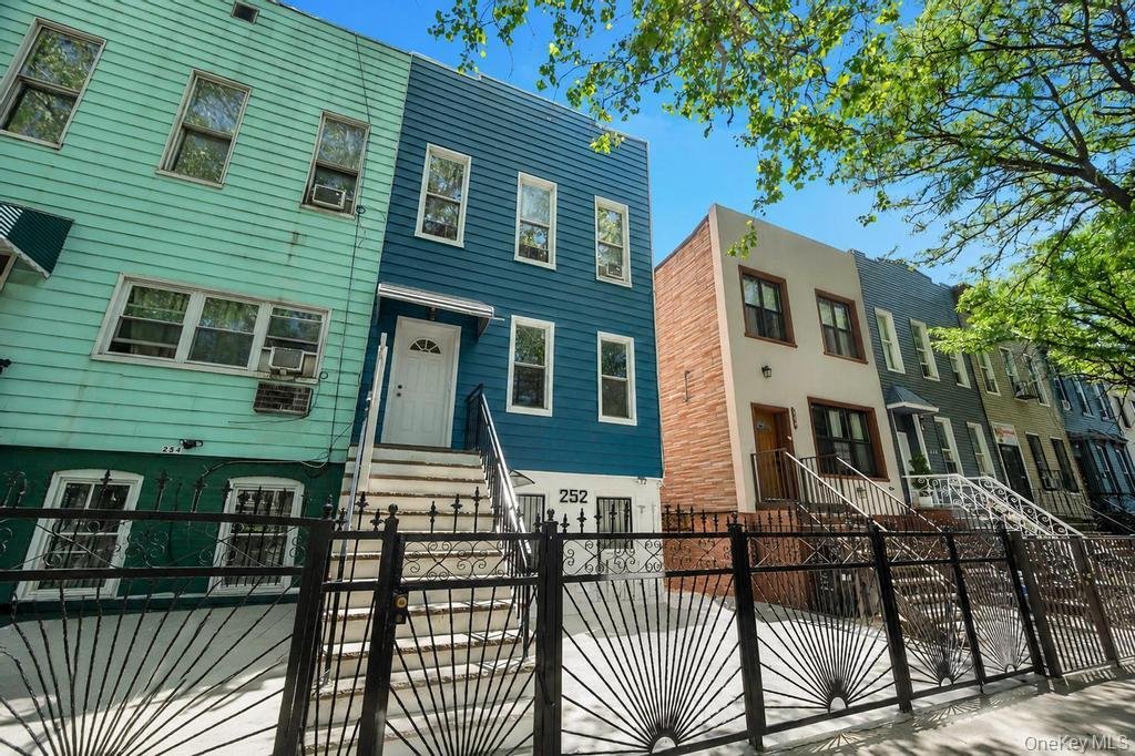 House in New York, New York, United States 2 - 17846010