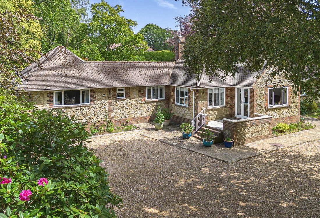 Bungalow in West Chiltington, England 1 - 18065792