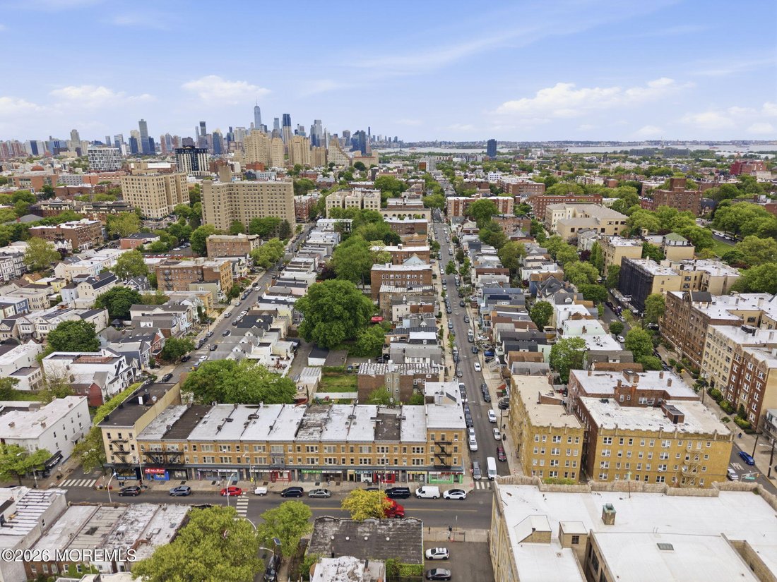 Jersey City, New Jersey, United States 4 - 18069137