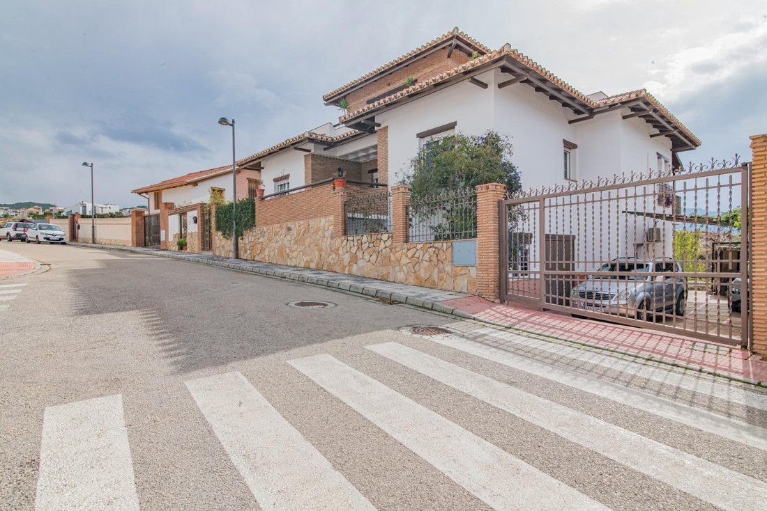 Villa en La Zubia, Andalucía, España 1 - 18069666
