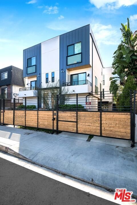 Los Angeles, California, United States 3 - 18069160