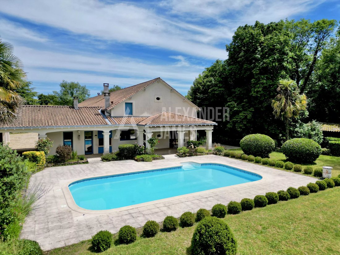 Estate in Mussidan, Nouvelle-Aquitaine, France 1 - 18069410