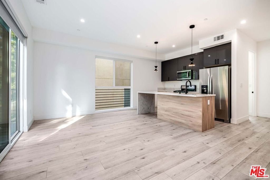 Los Angeles, California, United States 5 - 18069160