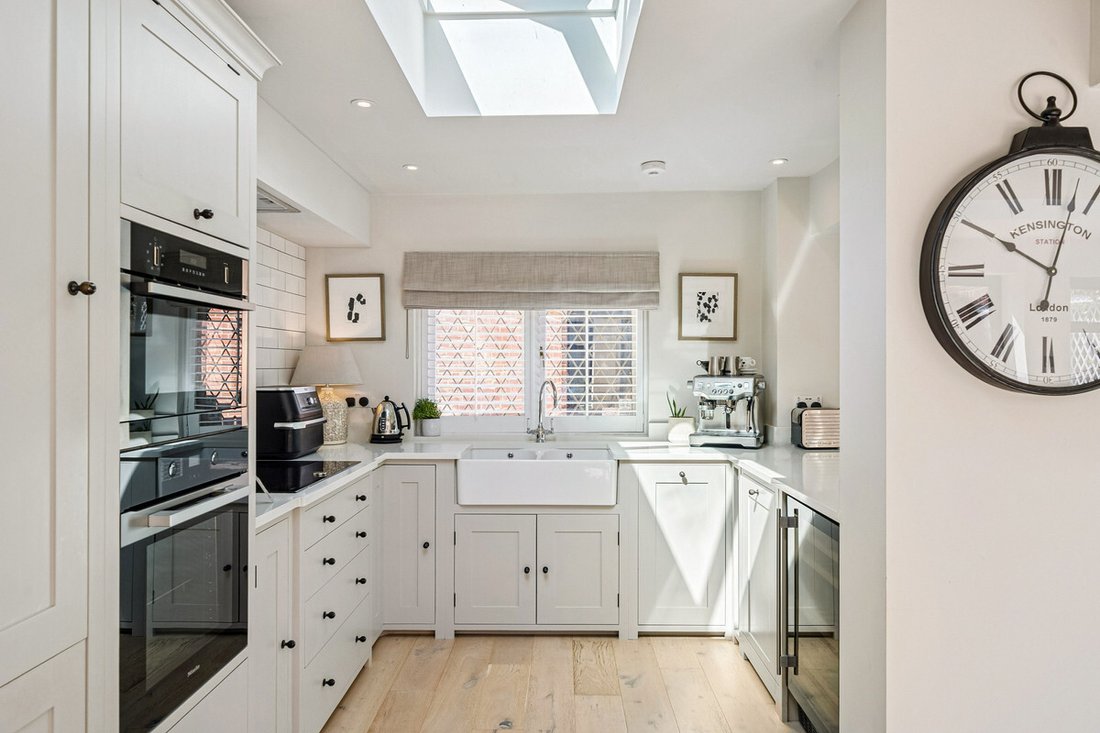 House in Oxshott, Elmbridge, England 5 - 18069838