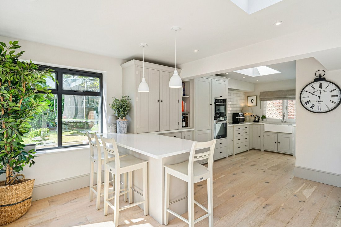 House in Oxshott, Elmbridge, England 4 - 18069838