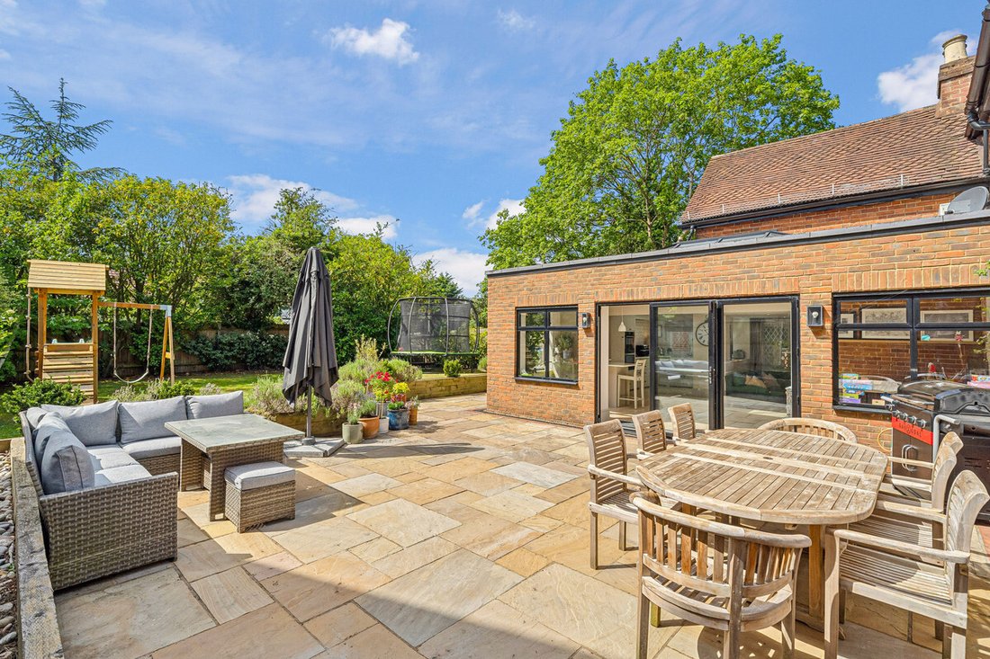 House in Oxshott, Elmbridge, England 2 - 18069838