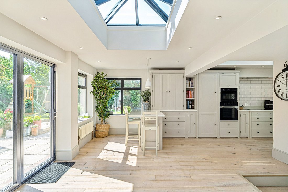 House in Oxshott, Elmbridge, England 3 - 18069838
