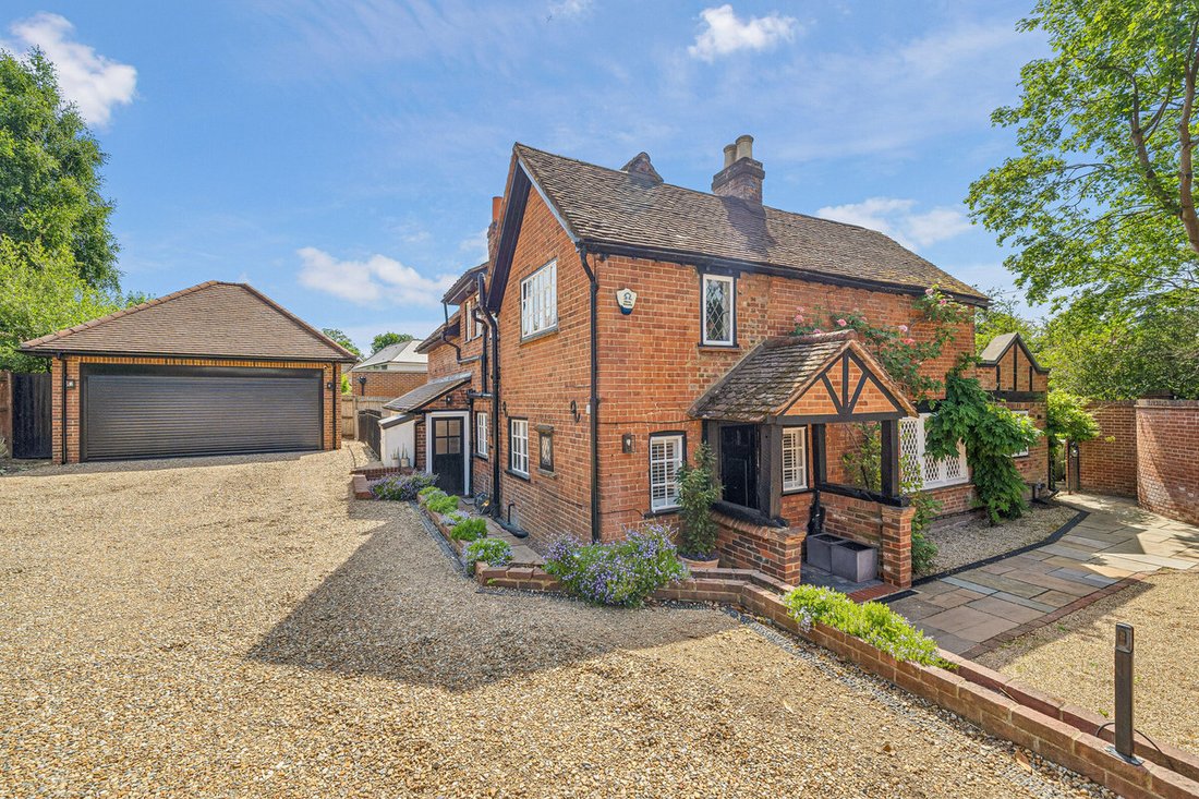 House in Oxshott, Elmbridge, England 1 - 18069838