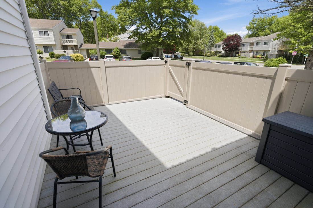 Condo in Holbrook, New York, United States 3 - 18070086