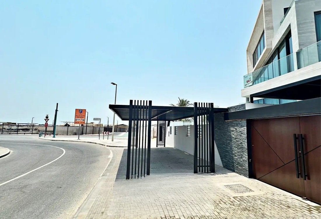 Villa in Umm Suqeim, Dubai, United Arab Emirates 2 - 18070466