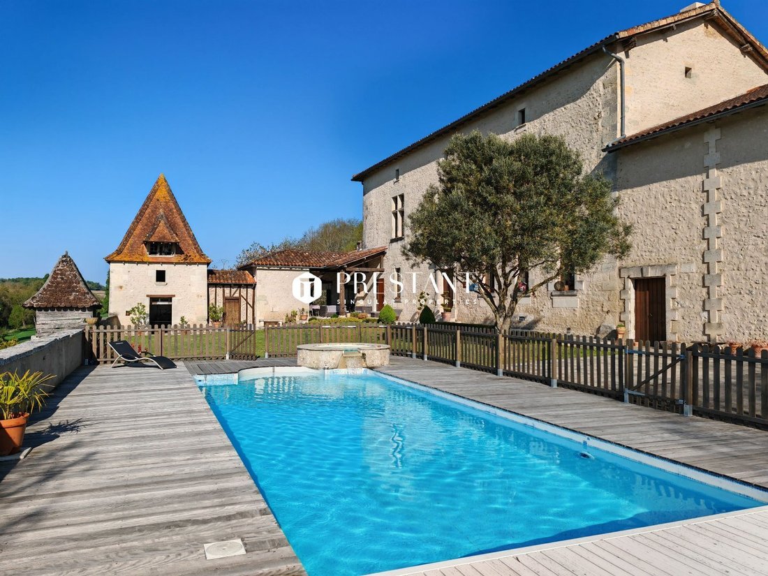 Estate in Chalais, Nouvelle-Aquitaine, France 1 - 18070538