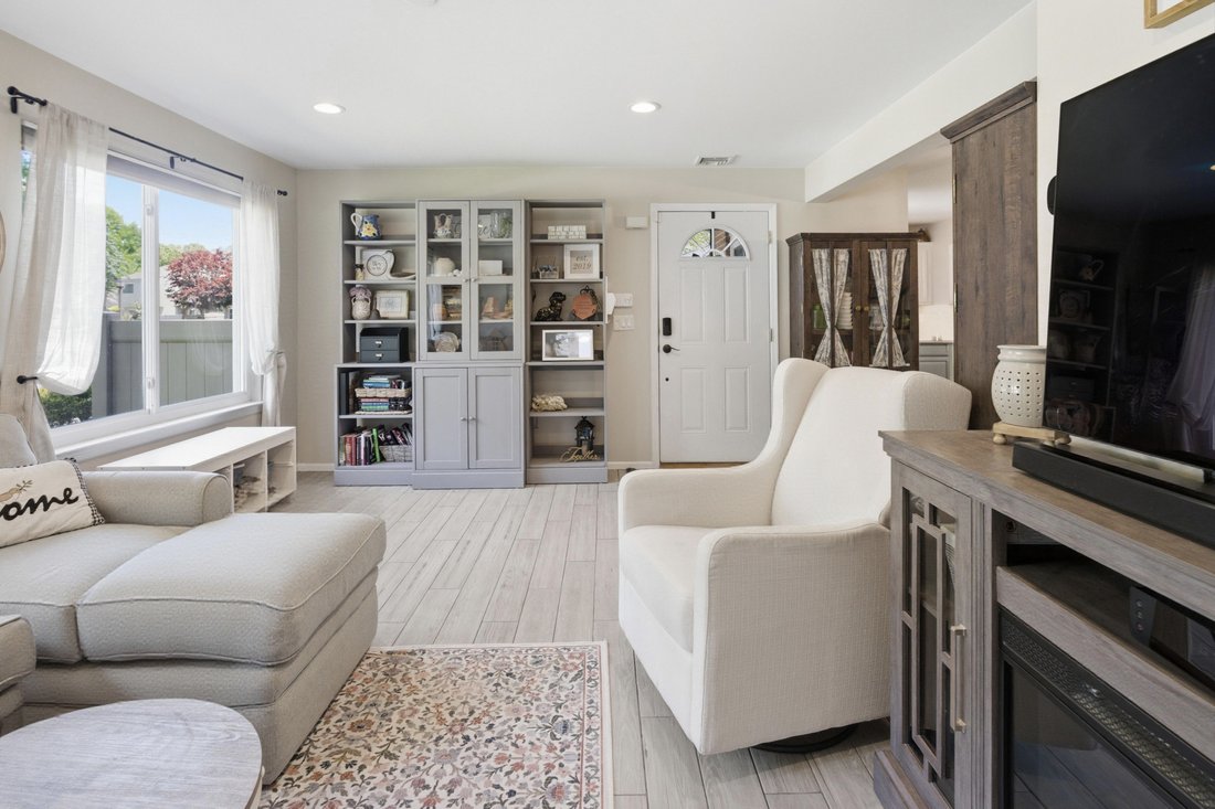 Condo in Holbrook, New York, United States 5 - 18070086