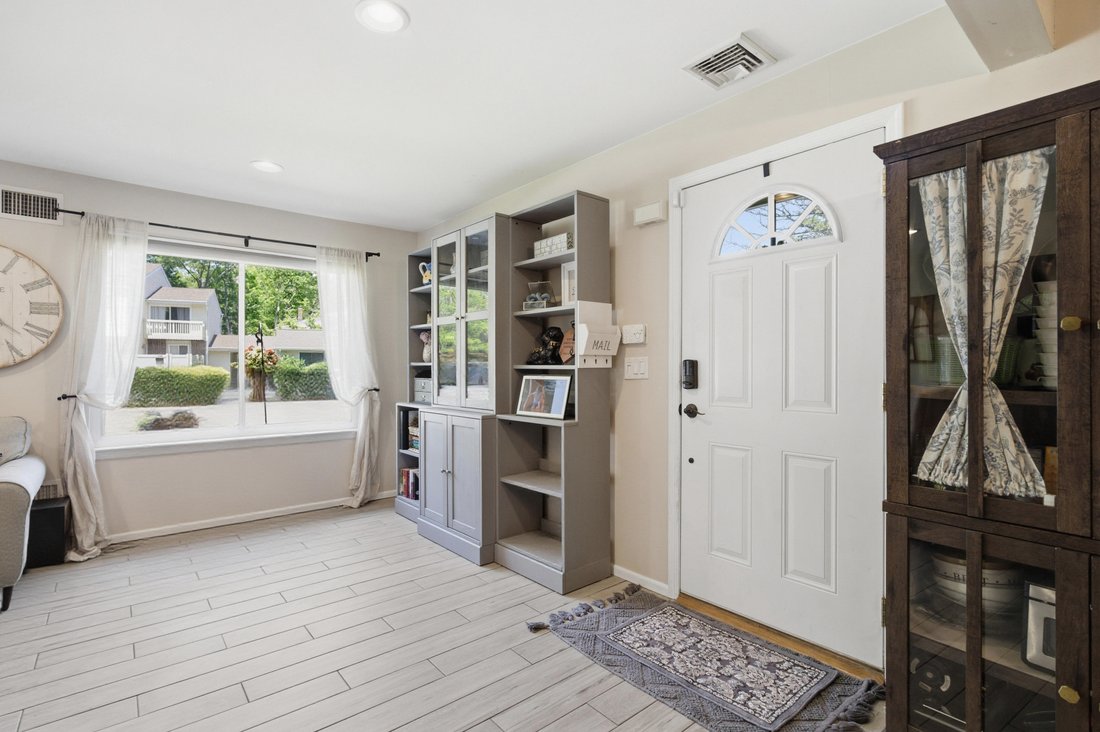 Condo in Holbrook, New York, United States 4 - 18070086