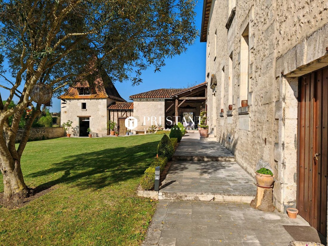 Estate in Chalais, Nouvelle-Aquitaine, France 3 - 18070538