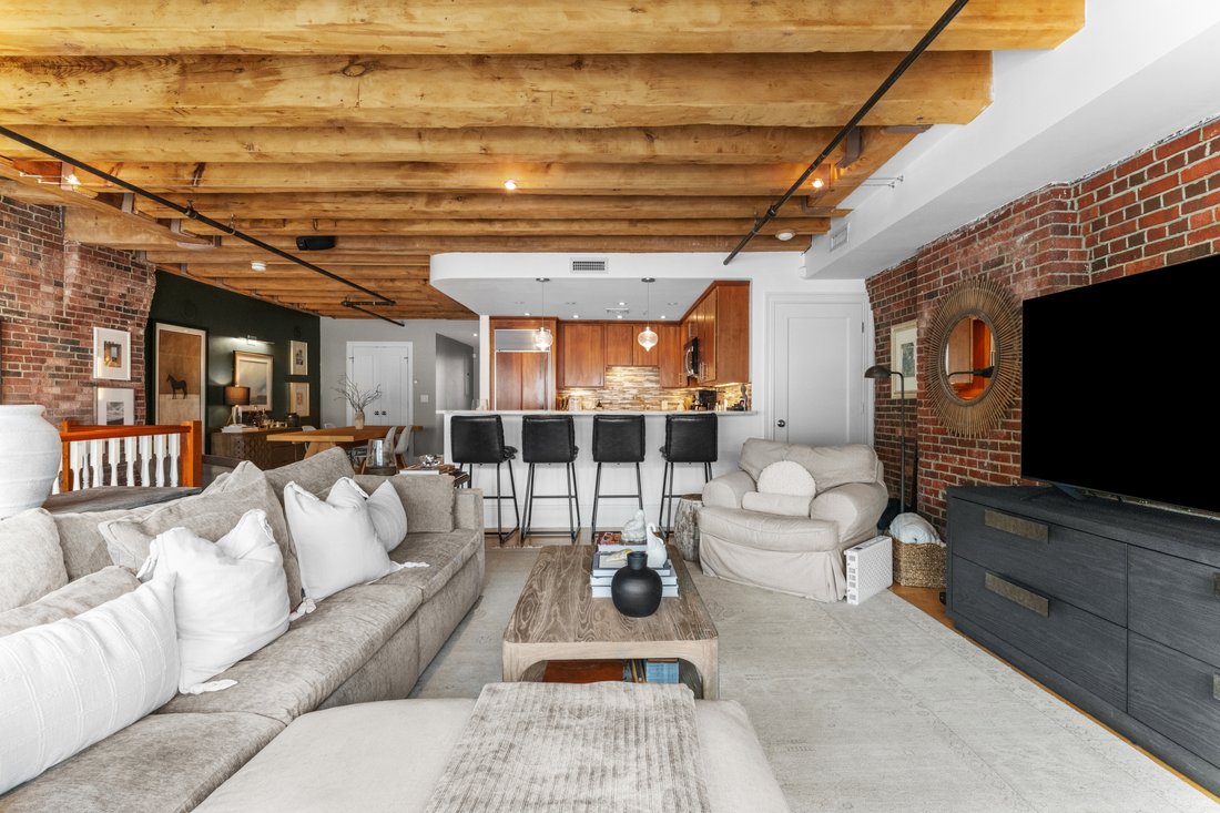 Condo in Boston, Massachusetts, United States 3 - 18070393