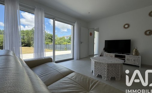 House in La Beaume-Avant Garde, Rochefort, France 1