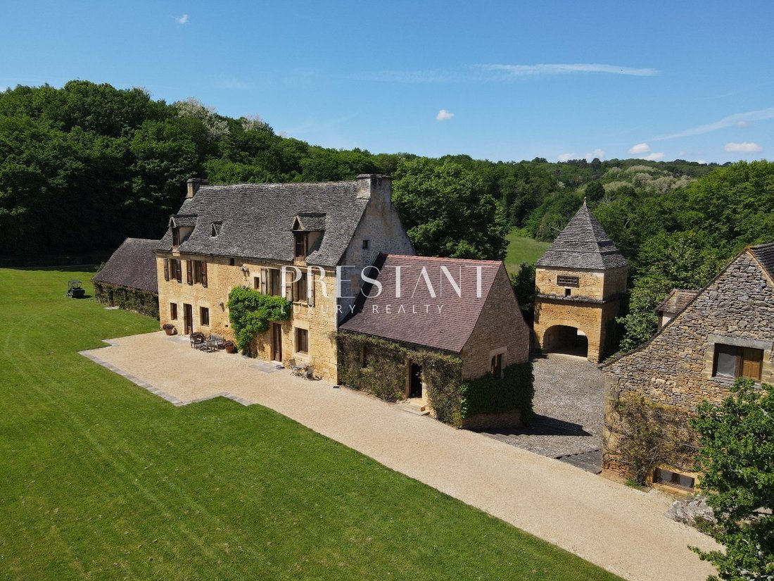 Estate in Sarlat-la-Canéda, Nouvelle-Aquitaine, France 1 - 18070447