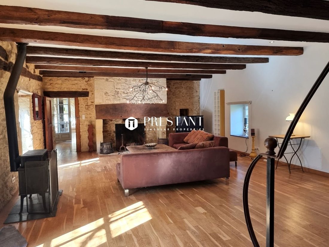 Estate in Hautefort, Nouvelle-Aquitaine, France 3 - 18070490