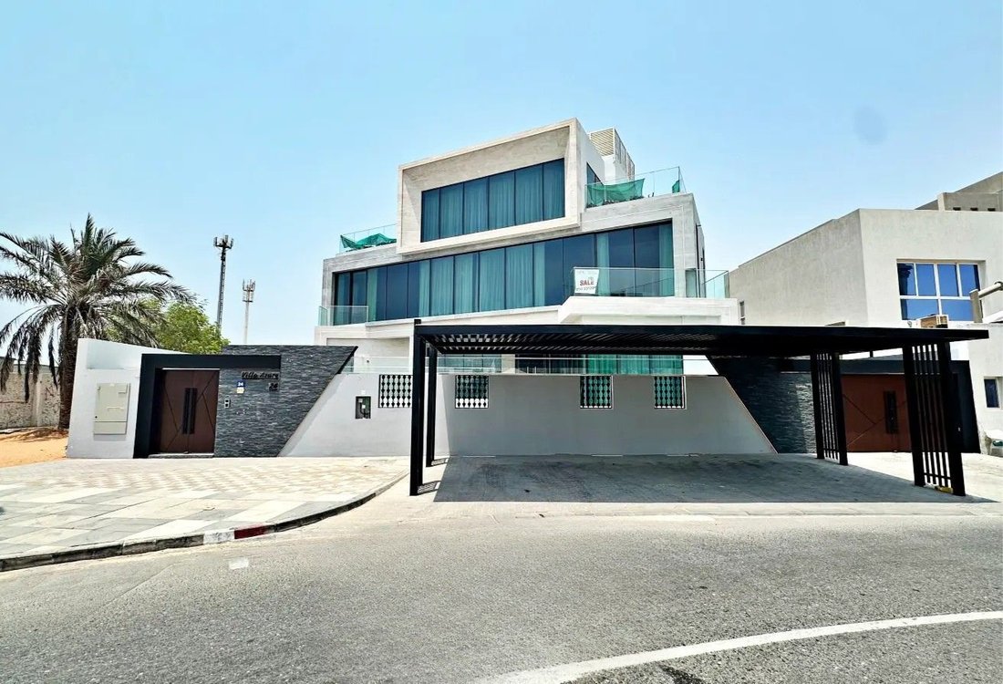 Villa in Umm Suqeim, Dubai, United Arab Emirates 1 - 18070466