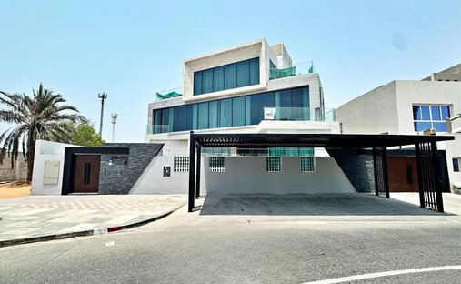 Villa in Umm Suqeim, Dubai, United Arab Emirates 1
