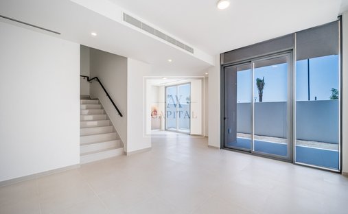 Villa in Dubai Marina / Marsa Dubai, Dubai, United Arab Emirates 1