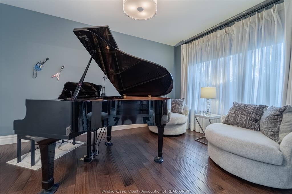 House in Windsor, Ontario, Canada 4 - 18076049