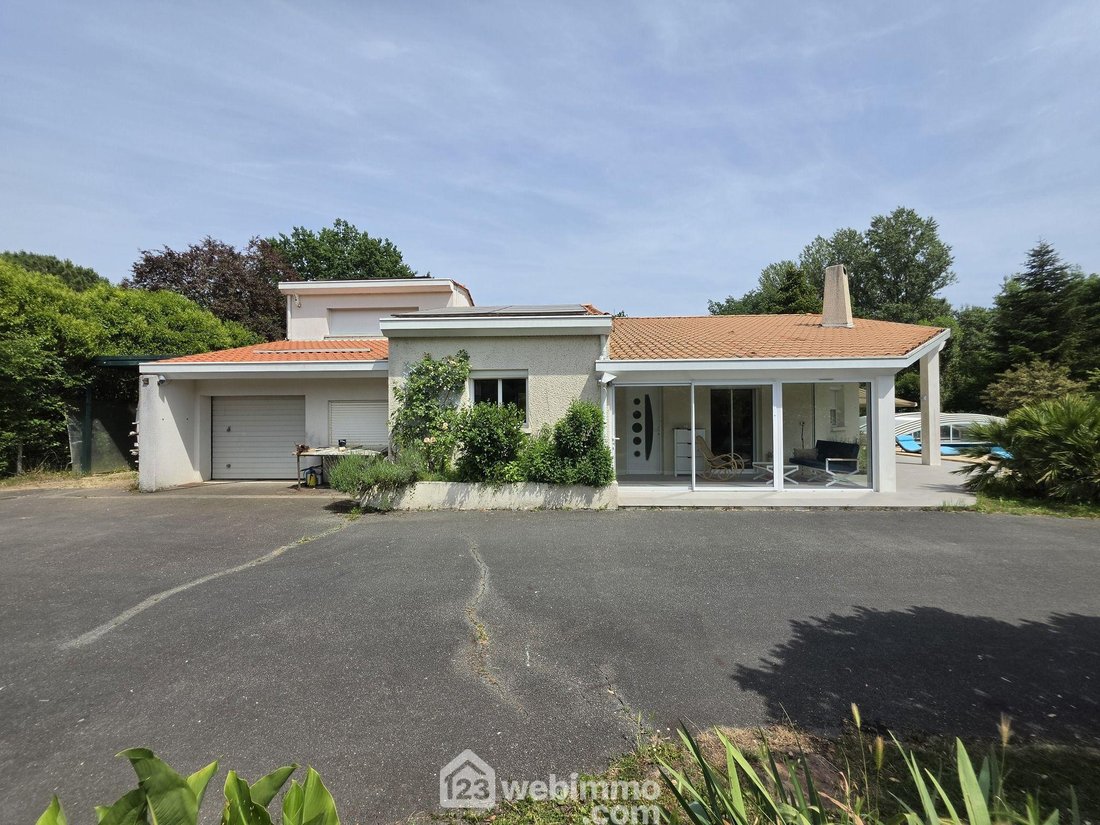 Villa in Centre Ville, Blanquefort, France 4 - 18076944