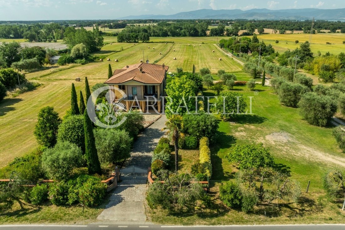 Villa in Castiglione del Lago, Umbria, Italy 2 - 16864357