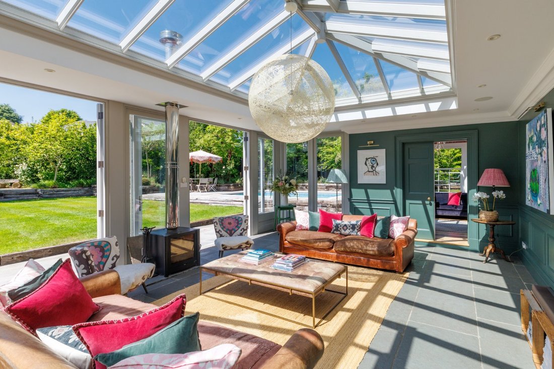 House in Esher, Elmbridge, England 4 - 18072525