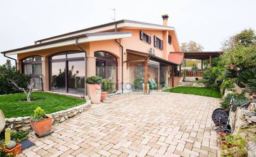 Villa in Chieti Scalo, Chieti, Abruzzen 1