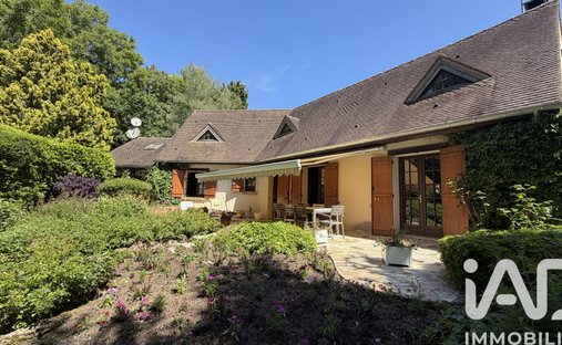 House in Nord Ouest, Lesigny, France 1
