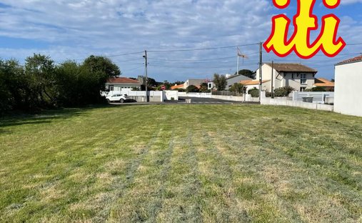 Land in Les Sables-d'Olonne, Pays de la Loire, France 1