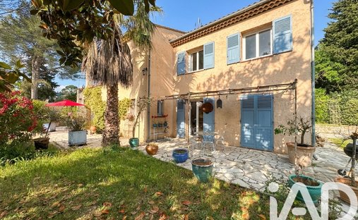 House in Ouest, Peymeinade, France 1