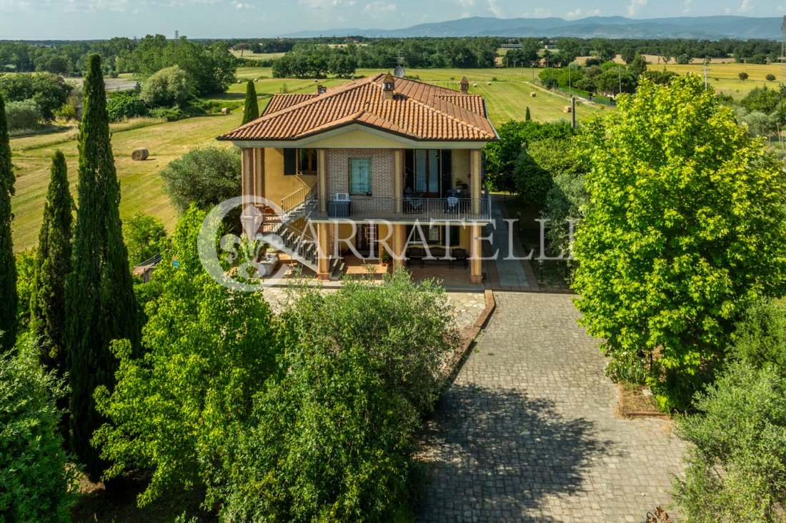 Villa in Castiglione del Lago, Umbria, Italy 1 - 16864357