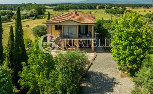 Villa in Castiglione del Lago, Umbria, Italy 1