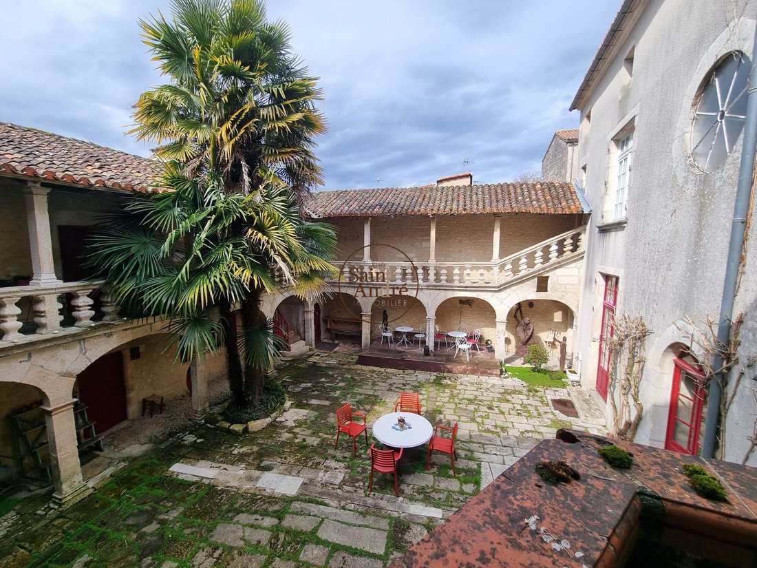 House in La Rochefoucauld, La Rochefoucauld-en-Angoumois, France 1 - 18078061