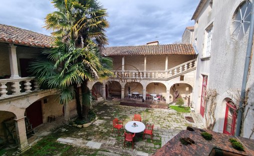 Haus in La Rochefoucauld, La Rochefoucauld-en-Angoumois, Frankreich 1
