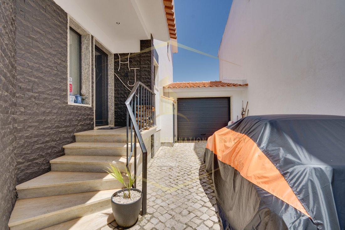 House in Carcavelos e Parede, Lisbon, Portugal 2 - 18077055