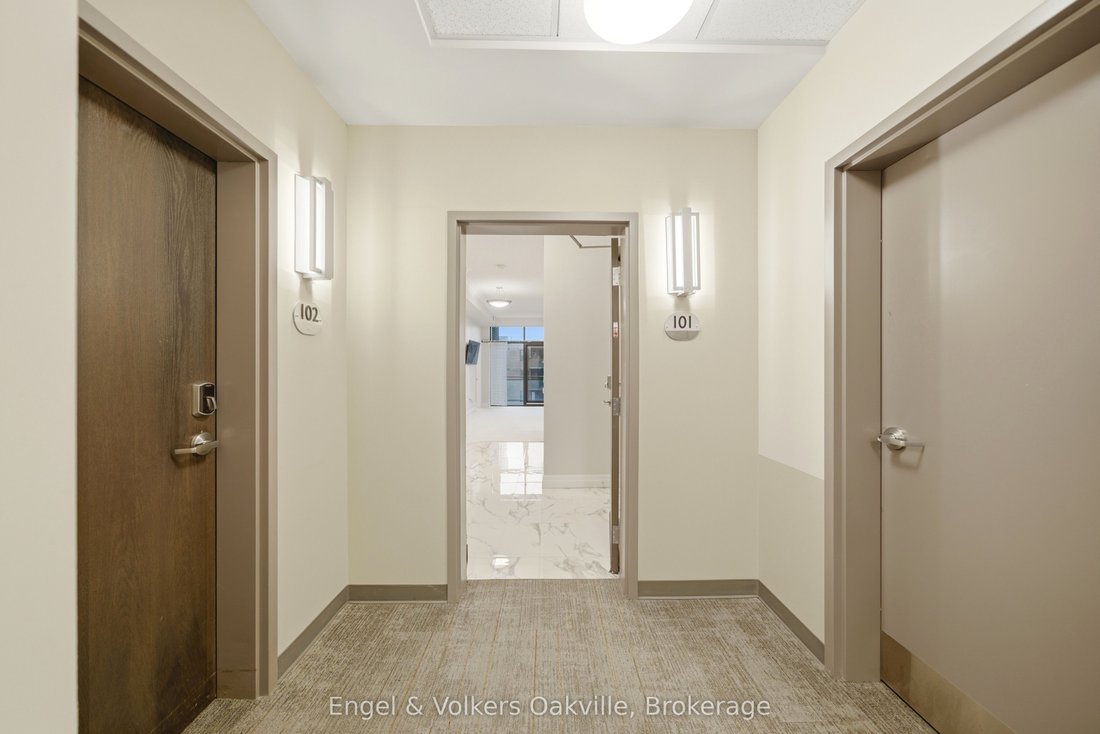 House in Burlington, Ontario, Canada 5 - 18076607