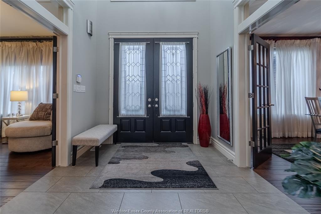 House in Windsor, Ontario, Canada 3 - 18076049